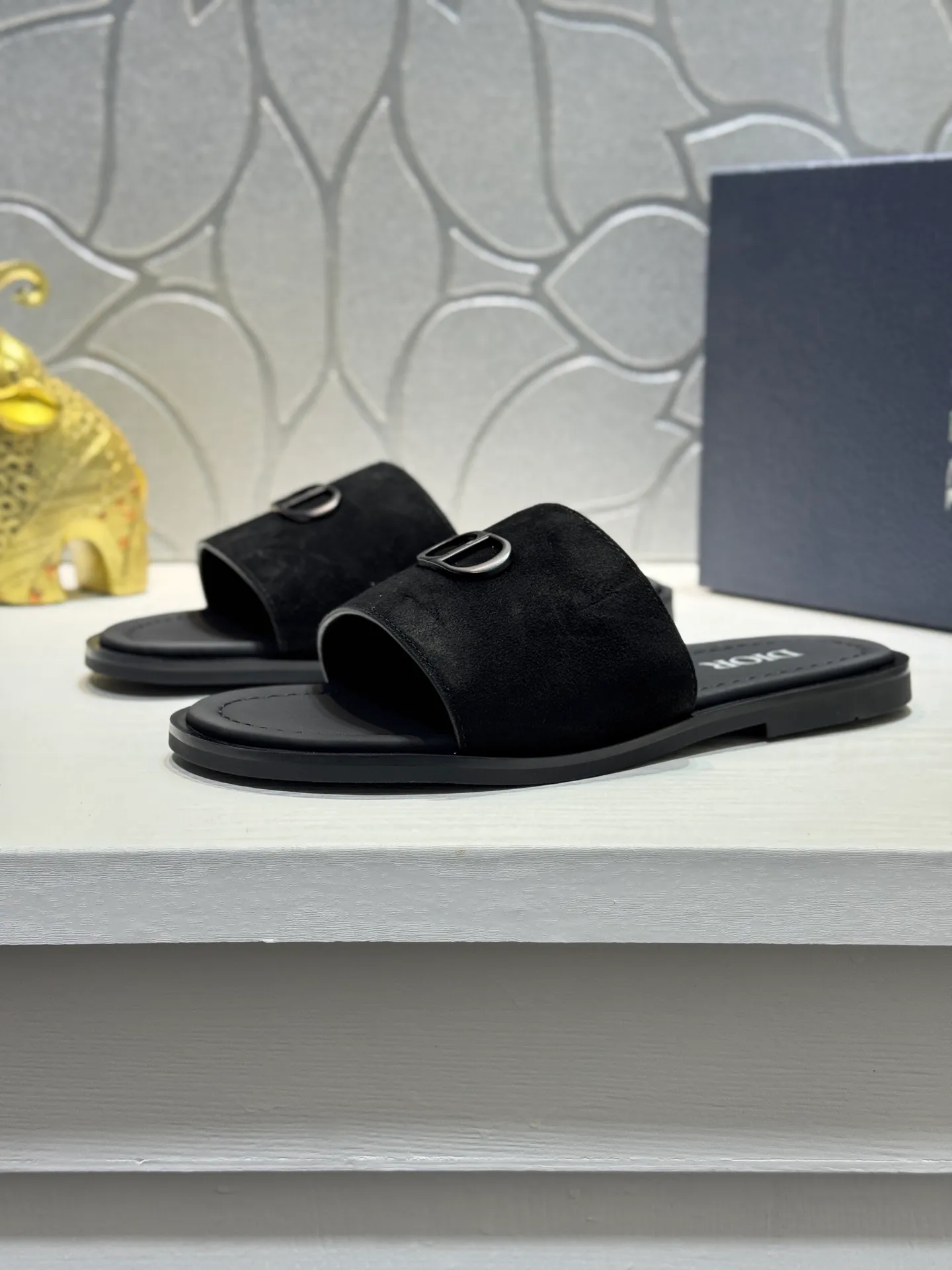 Men's men's shoes 💰320 [New style] 🦇🦇𝐂𝐡𝐫𝐢𝐬𝐭𝐢𝐚𝐧 𝐃𝐢𝐨𝐫 Dior slippers - the latest hot sandals, classic sandals, original replicas, super durable and versatile, cowhide leather with hardware accessories, very comfortable on the feet Look slim and white. Original molded outsole size: 38-44 (.45. Customized